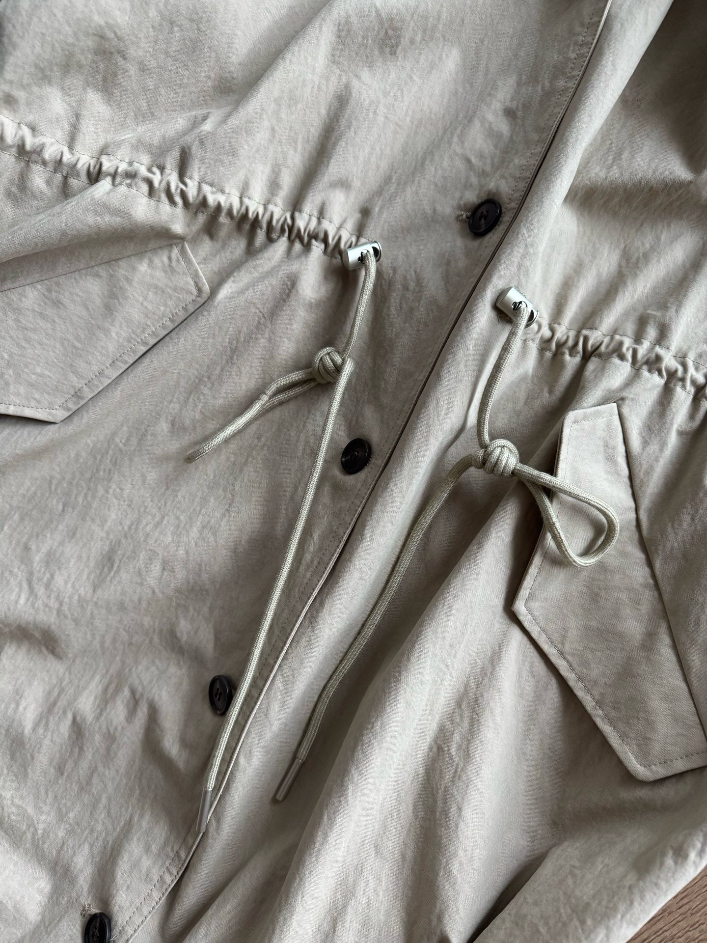 // 可束腰帥氣連帽長外套