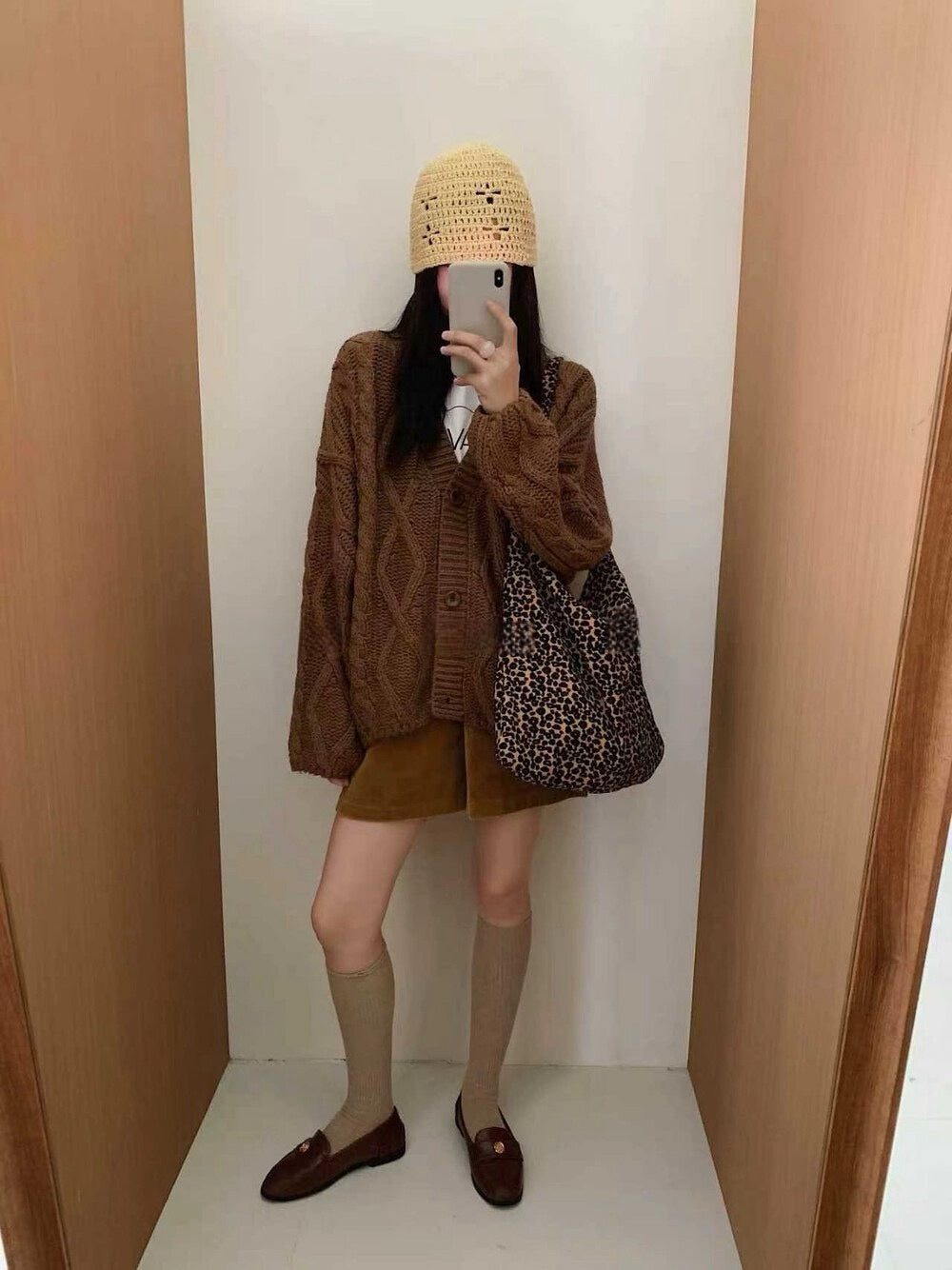 // 復古感V領重工麻花中長CD