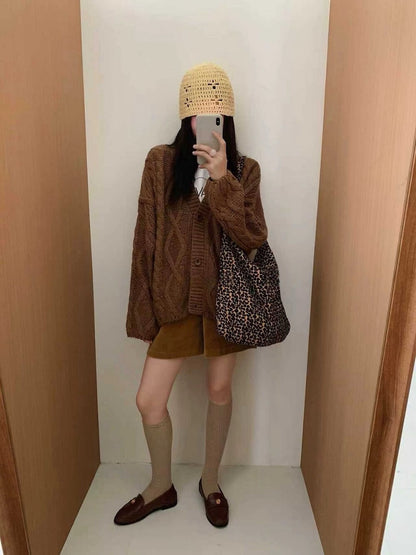 // 復古感V領重工麻花中長CD