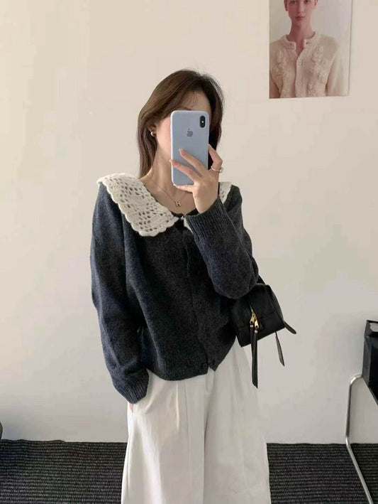// 拼接鈎花針織翻領排扣毛衣