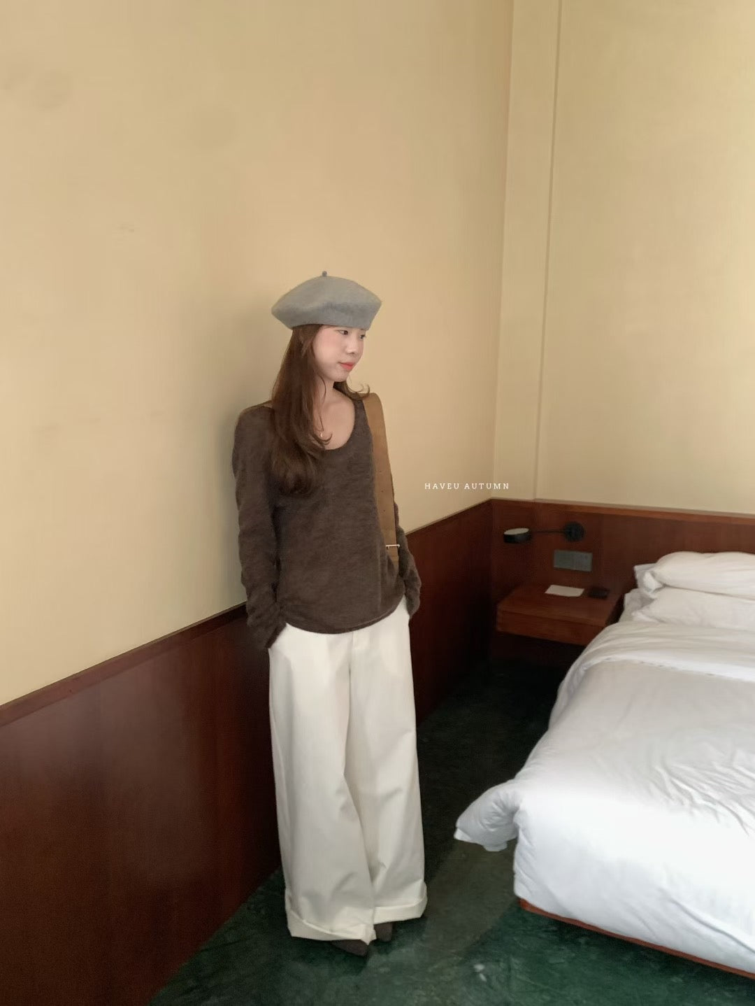 // 袖口小開叉薄款羊駝毛針織上衣