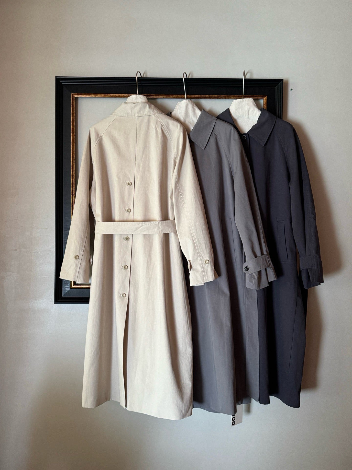 // 背後鈕扣設計翻領長款trench coat