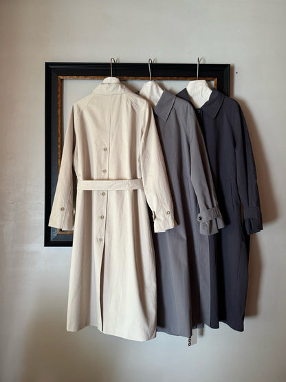 // 背後鈕扣設計翻領長款trench coat