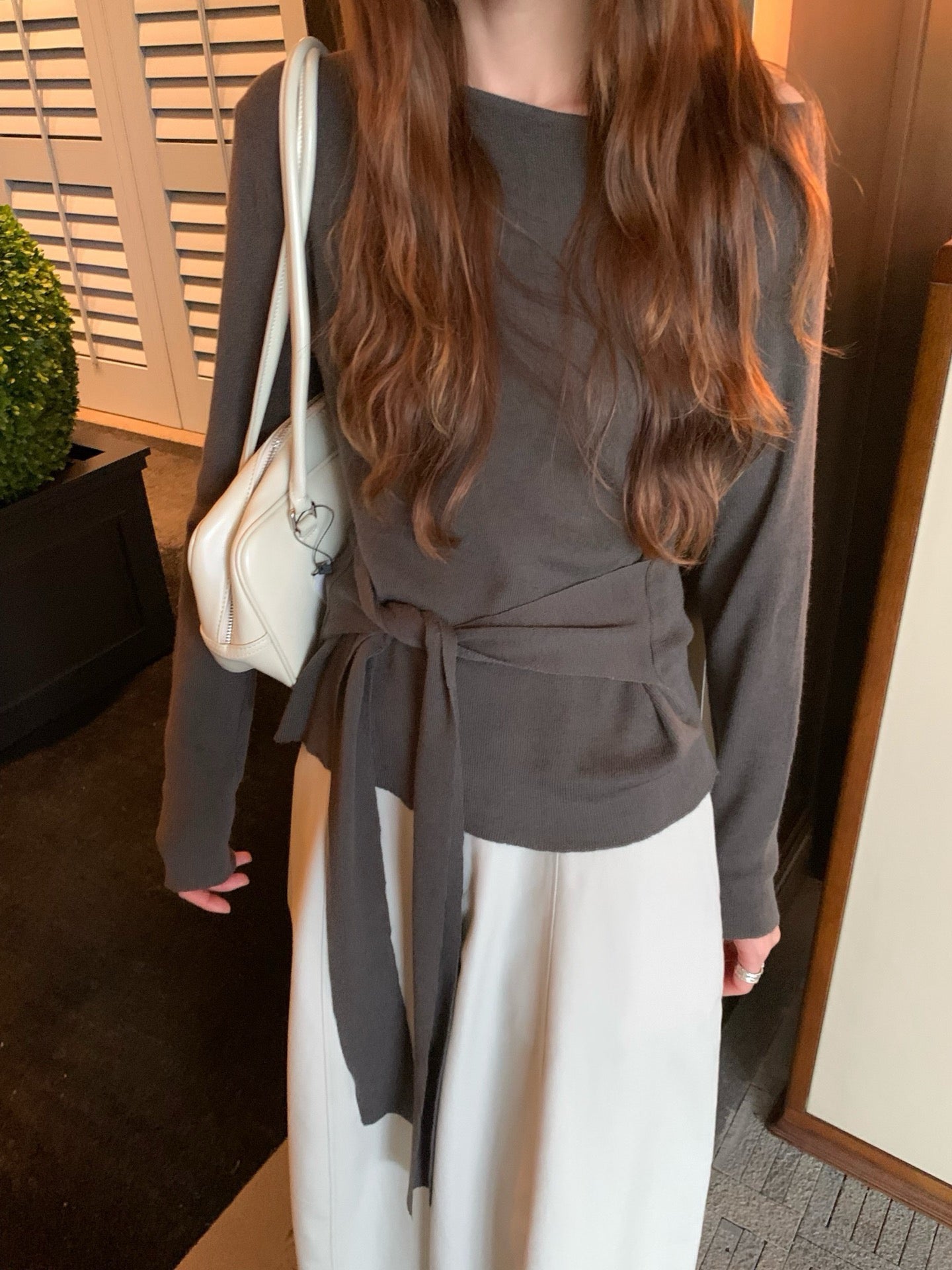 // 高級感可斜肩穿綁帶薄針織上衣