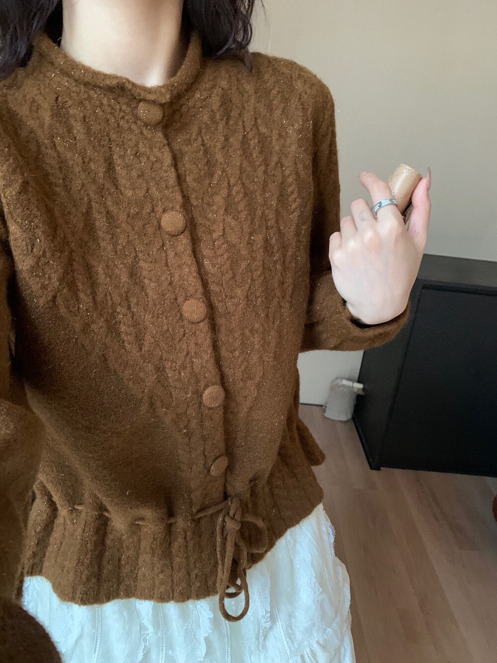 // 復古感麻花包扣綁帶腰毛衣