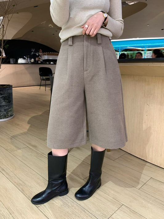 // 高腰款壓褶七分毛呢褲