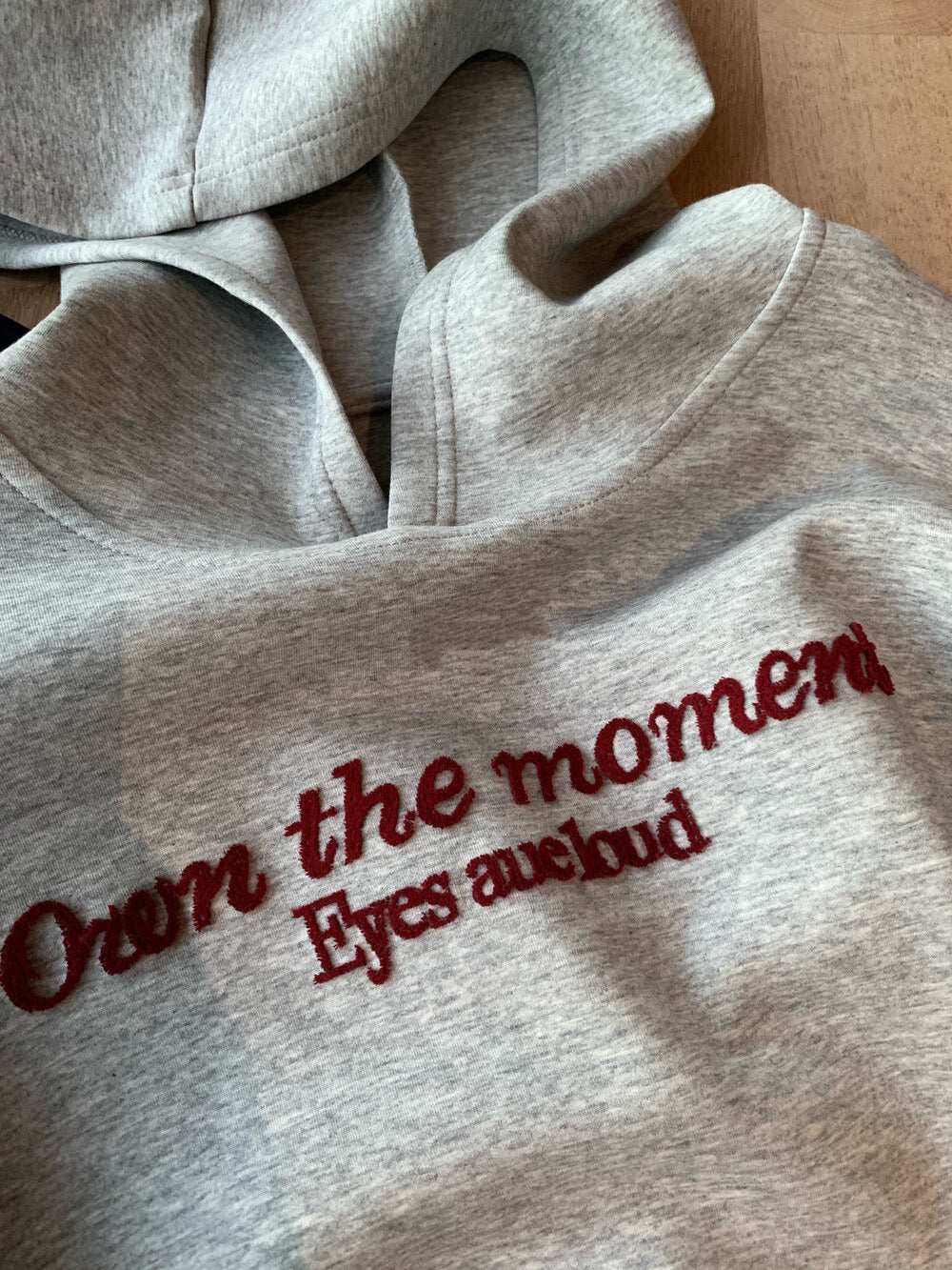 // 復古感植絨字連帽衛衣