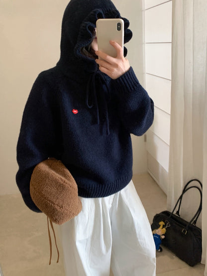 // 精緻花邊帽心心金屬貼牌毛衣