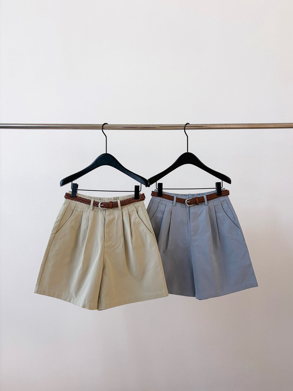 // 壓褶廓型遮肉五分短褲(連編織腰帶)