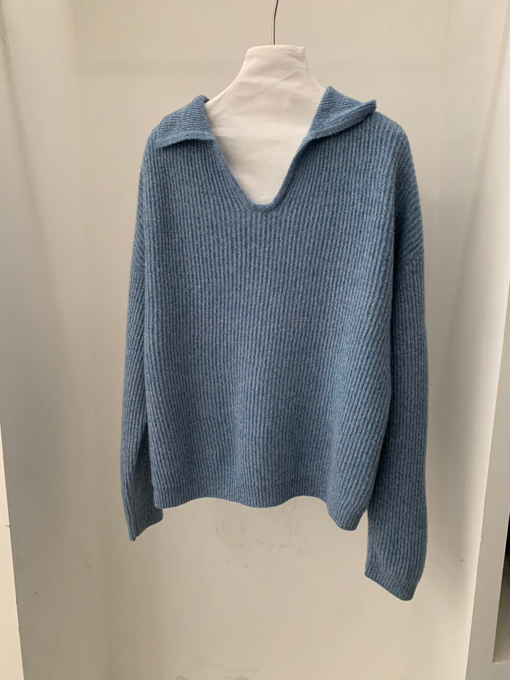 // 100%羊毛極軟糯小V翻領毛衣