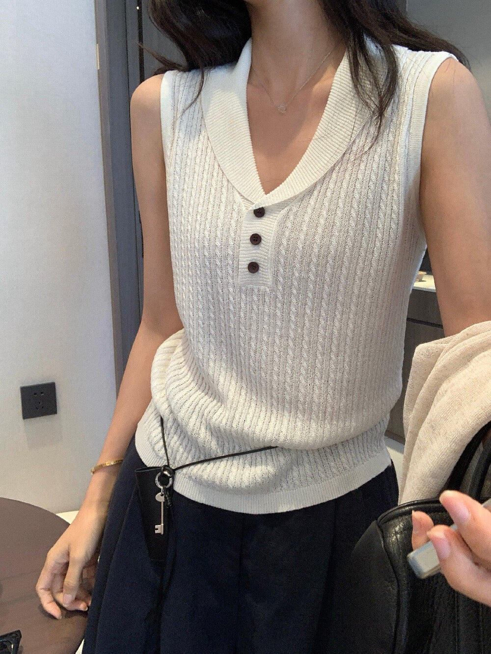 // 氣質翻領小鈕扣細麻花背心NT