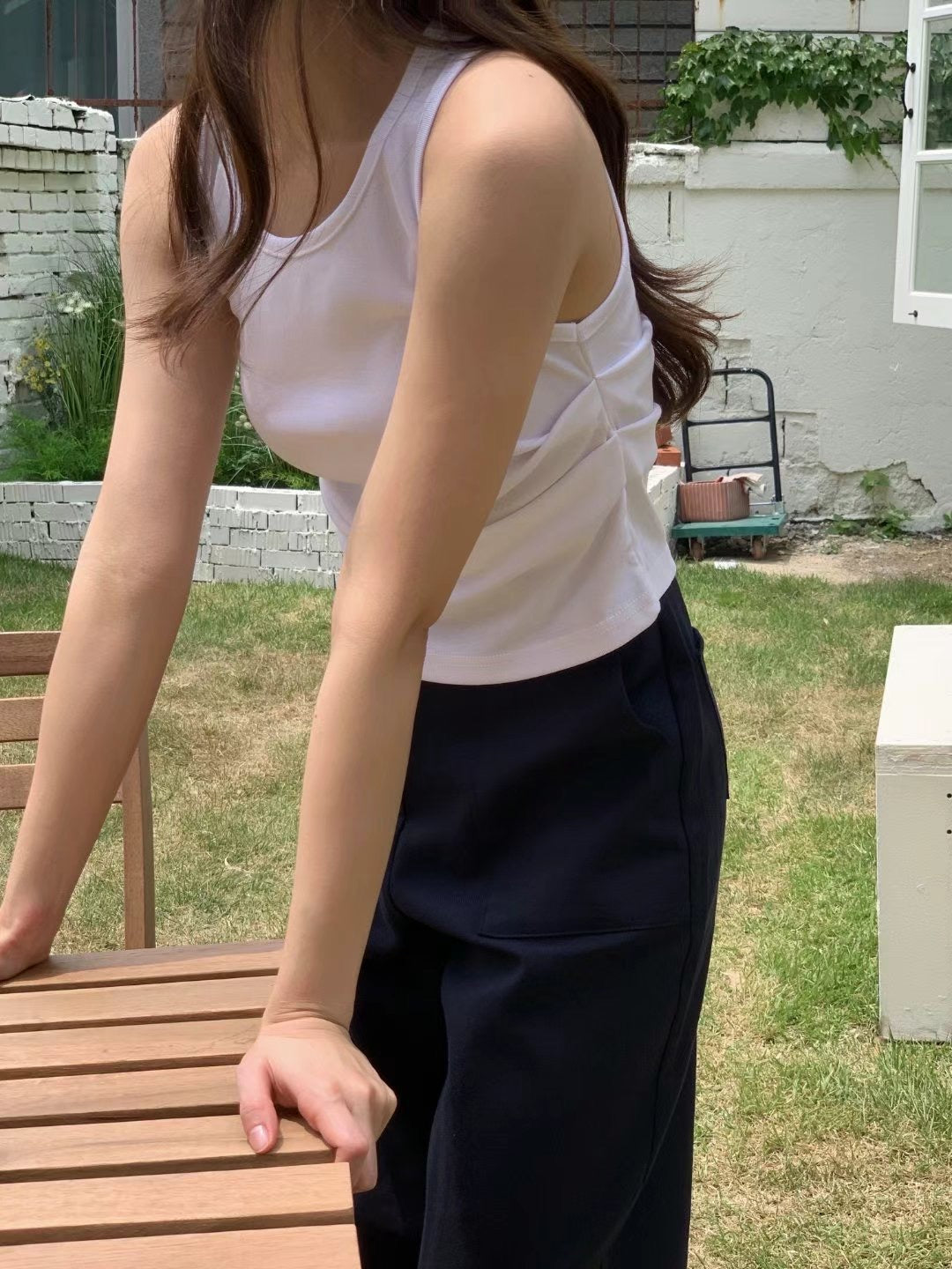 // 腰打褶顯瘦U領小背心