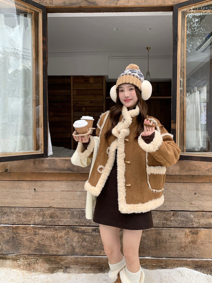 // 皮毛一體麂皮絨牛角鈕外套(連袋仔)