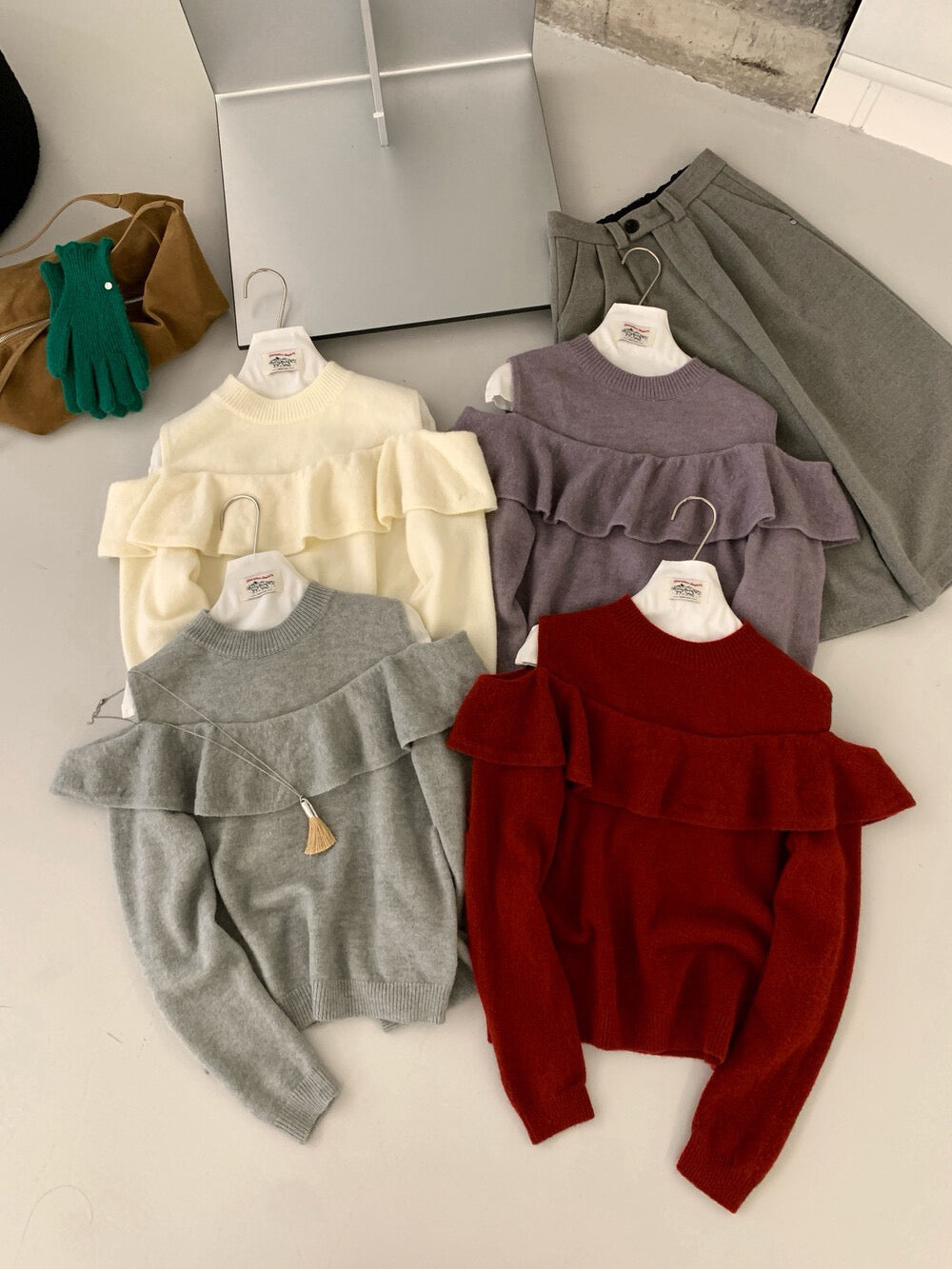 // 小性感露肩荷葉邊毛衣