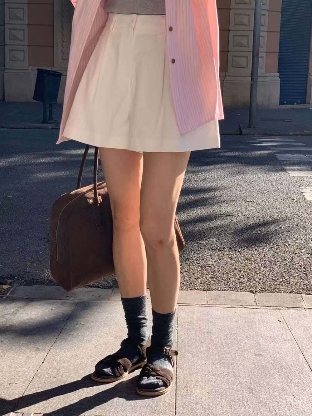 // 闊褲管壓褶遮肉短褲