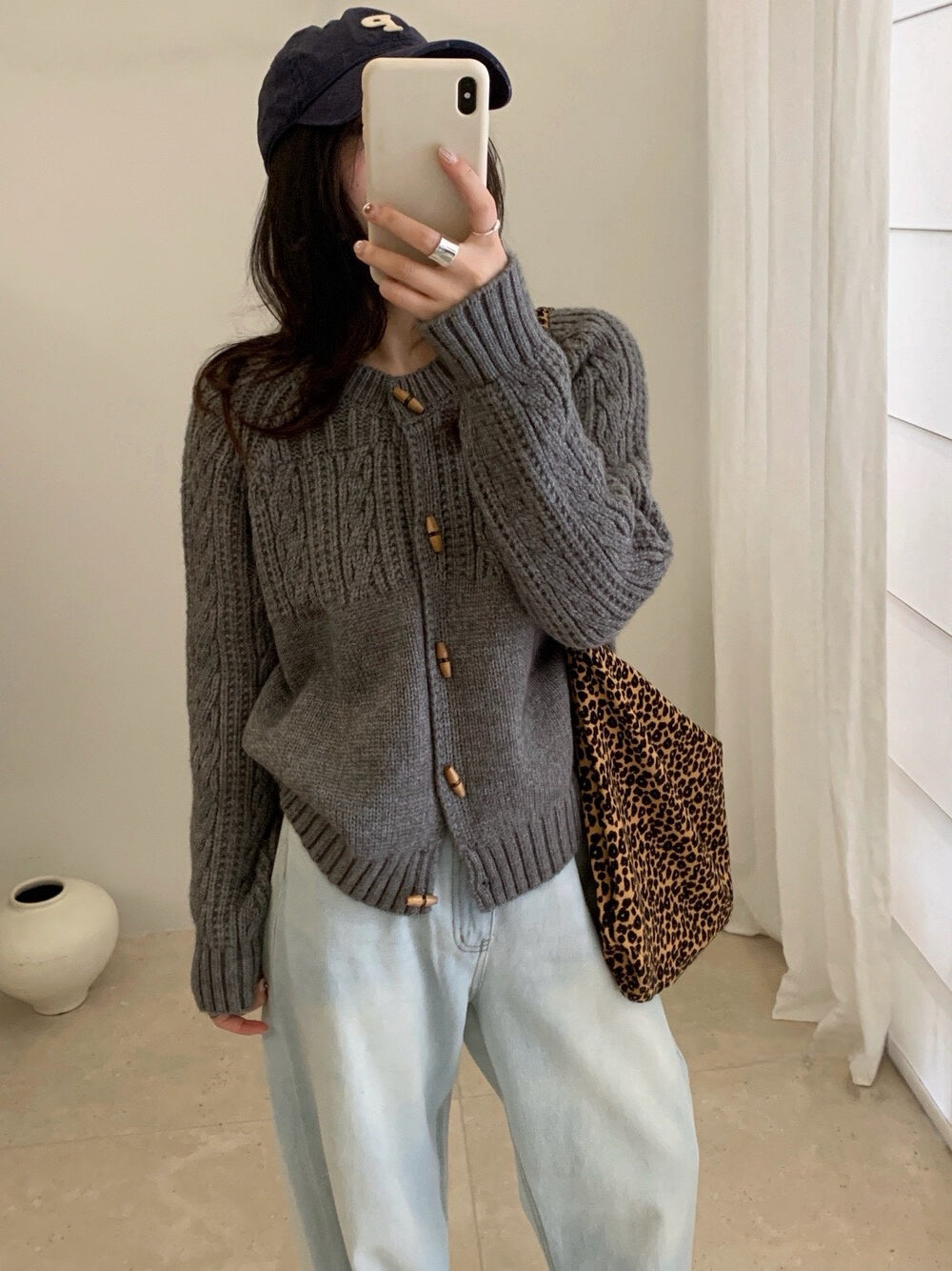 // 復古木鈕半麻花圓領CD