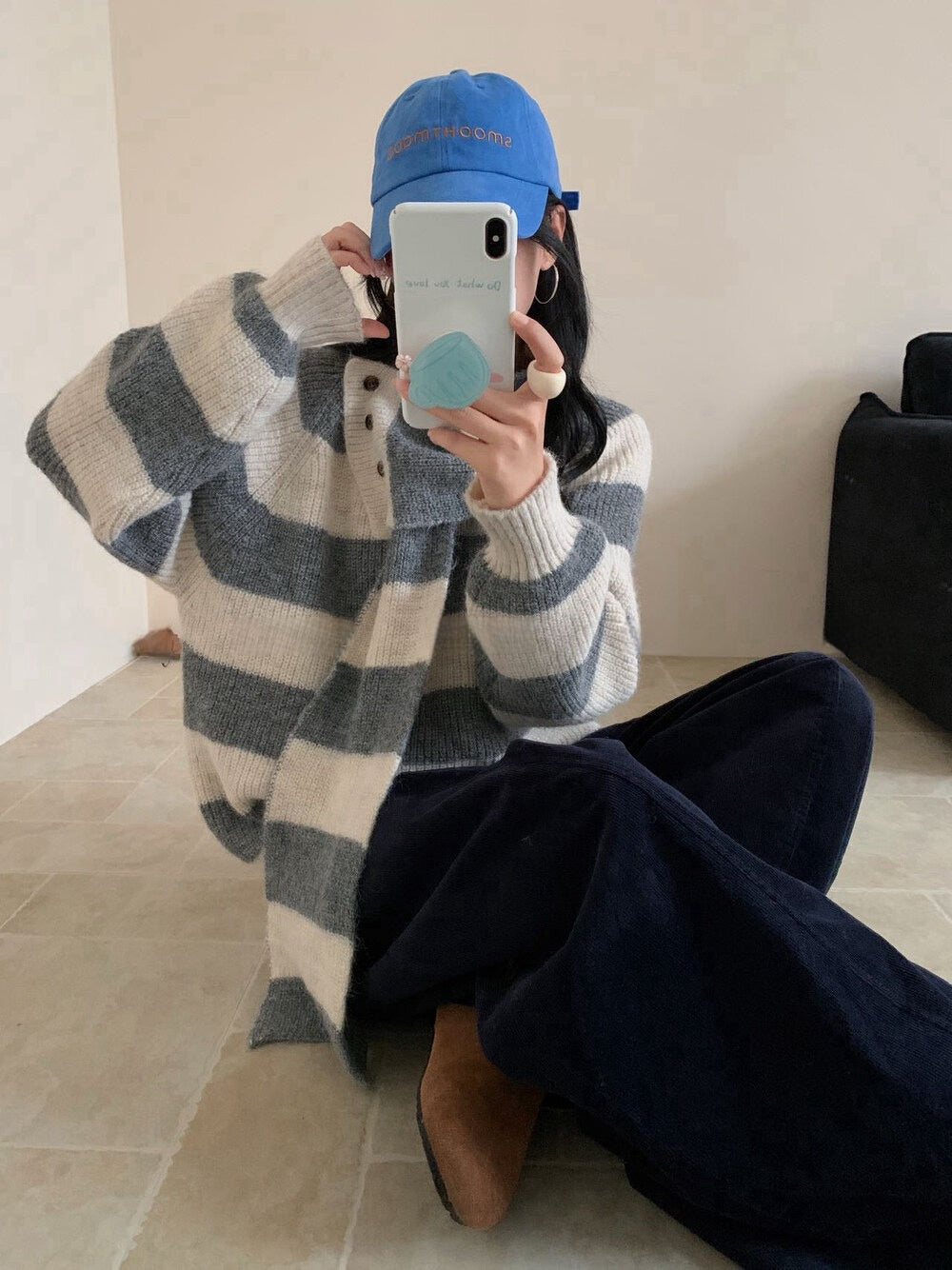 // 連可拆頸巾粗間條鈕扣V領毛衣