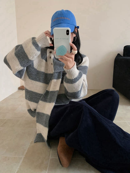 // 連可拆頸巾粗間條鈕扣V領毛衣