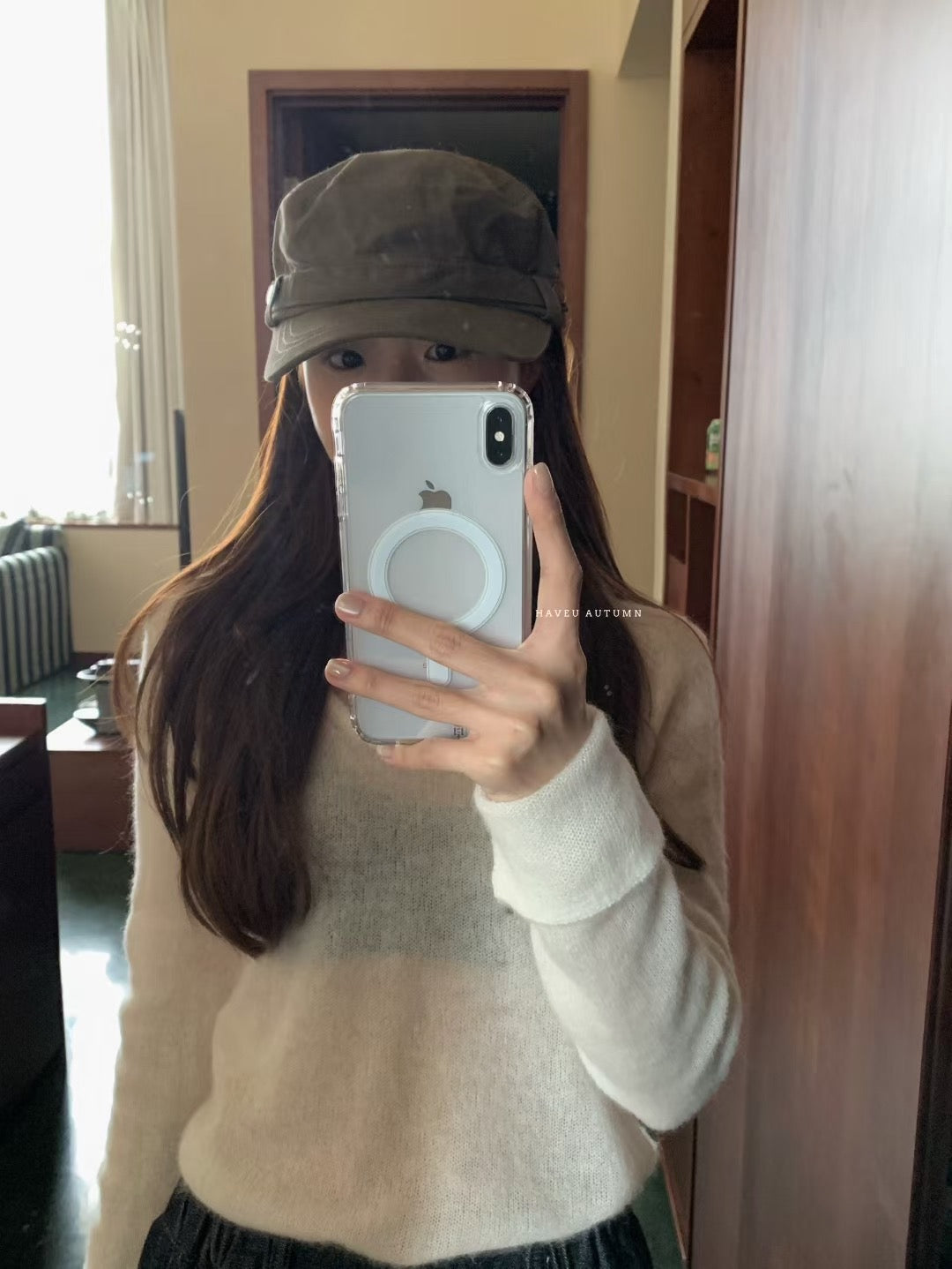 // 袖口小開叉薄款羊駝毛針織上衣
