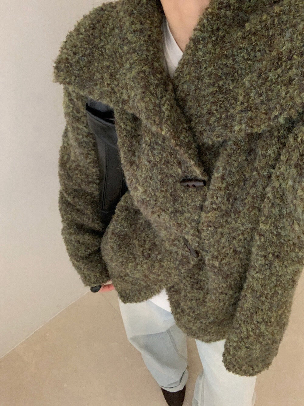 // 慵懶圈圈毛牛角鈕可立領毛衣CD