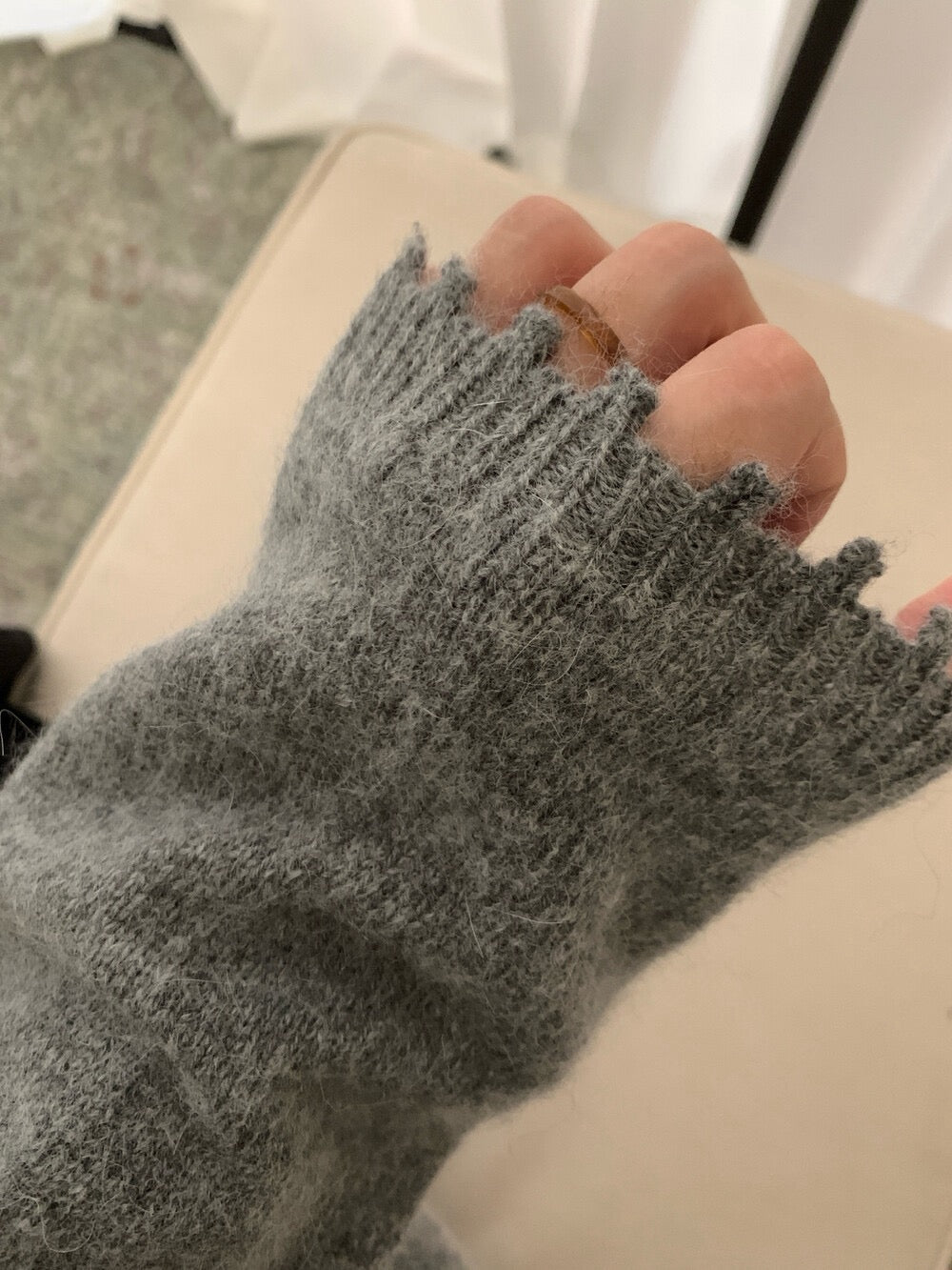 // 30%綿羊毛不規則鬚鬚邊毛衣