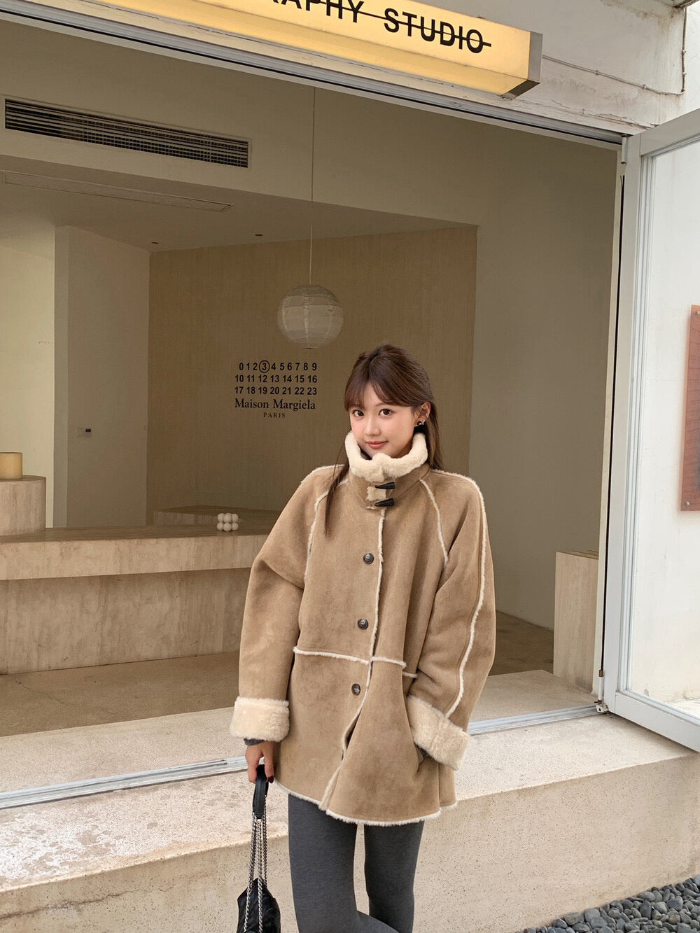 // 可立領牛角鈕皮毛一體中長外套