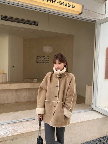 // 可立領牛角鈕皮毛一體中長外套