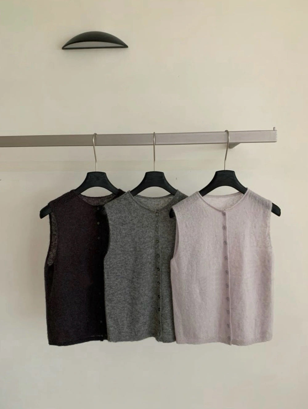 B79 / 微透膚薄款排扣羊毛背心(46%wool)