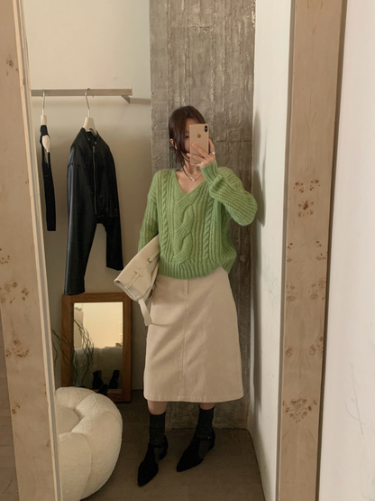 // 馬海毛麻花V領毛衣