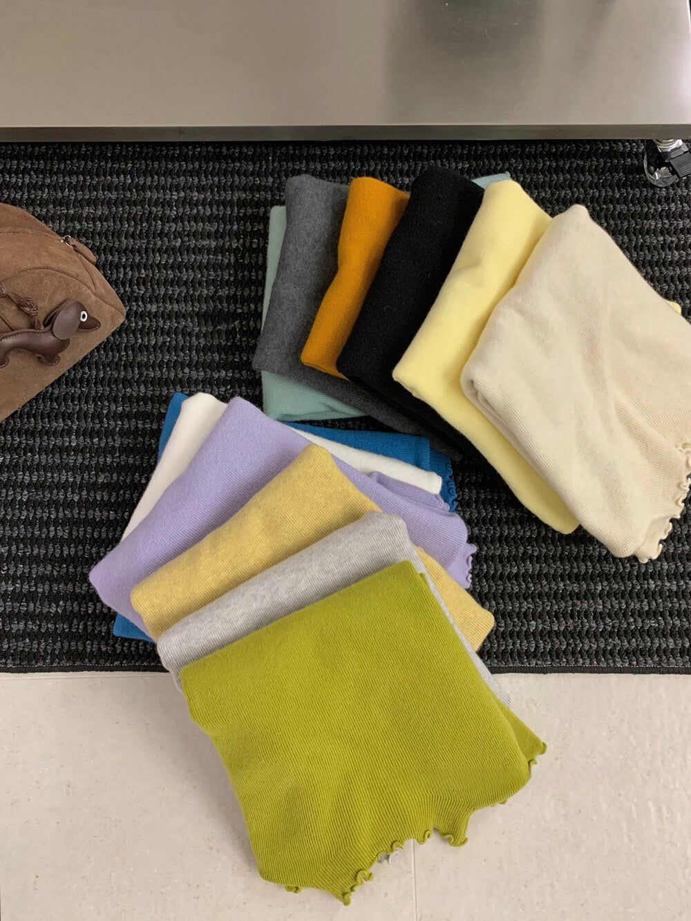 // 人手一件卷卷邊半領針織NT