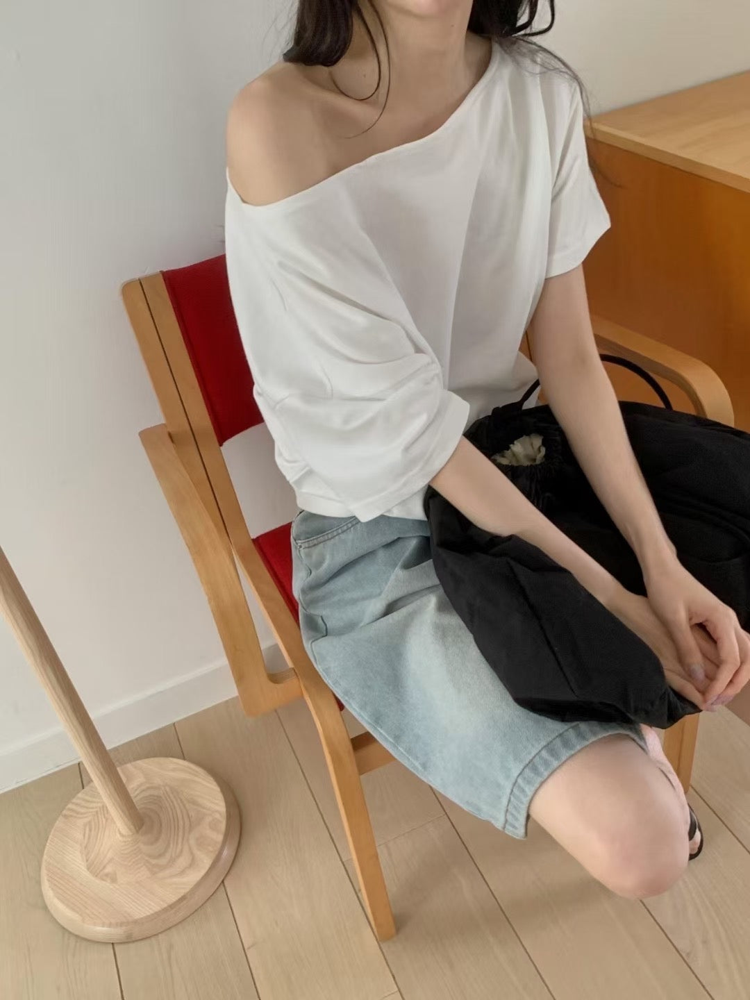 // 又帥又有點小性感的斜肩短袖TEE