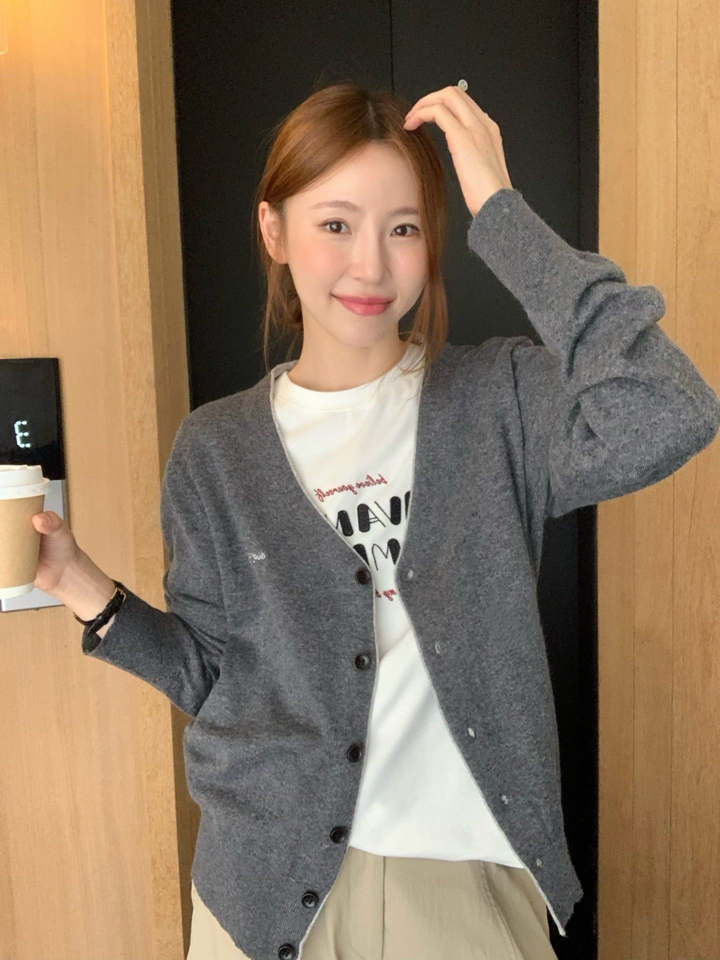 // 撞色邊小刺繡字V領CD