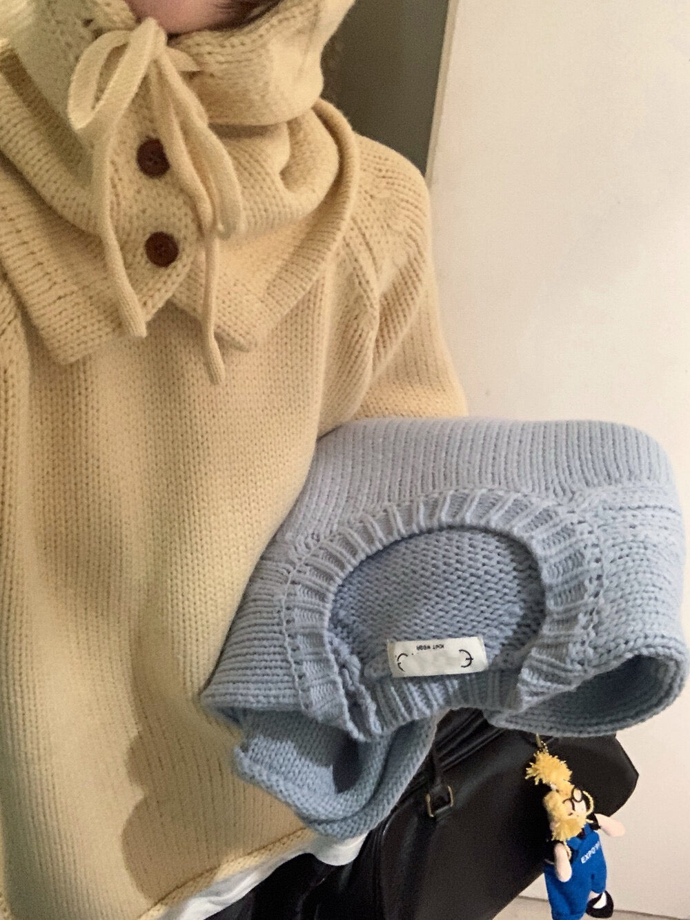 // 棉感卷邊圓領連鈕扣帽毛衣