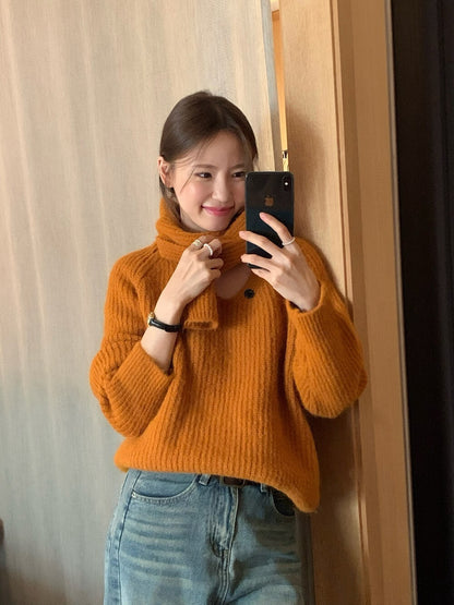 // 慵懶領邊鈕扣設計連頸巾毛衣