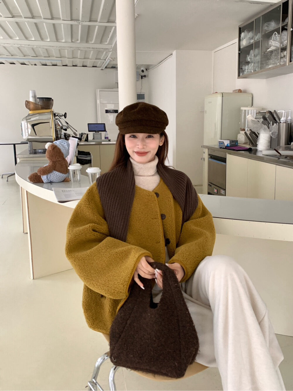 // 連披肩弧邊羊羔毛外套