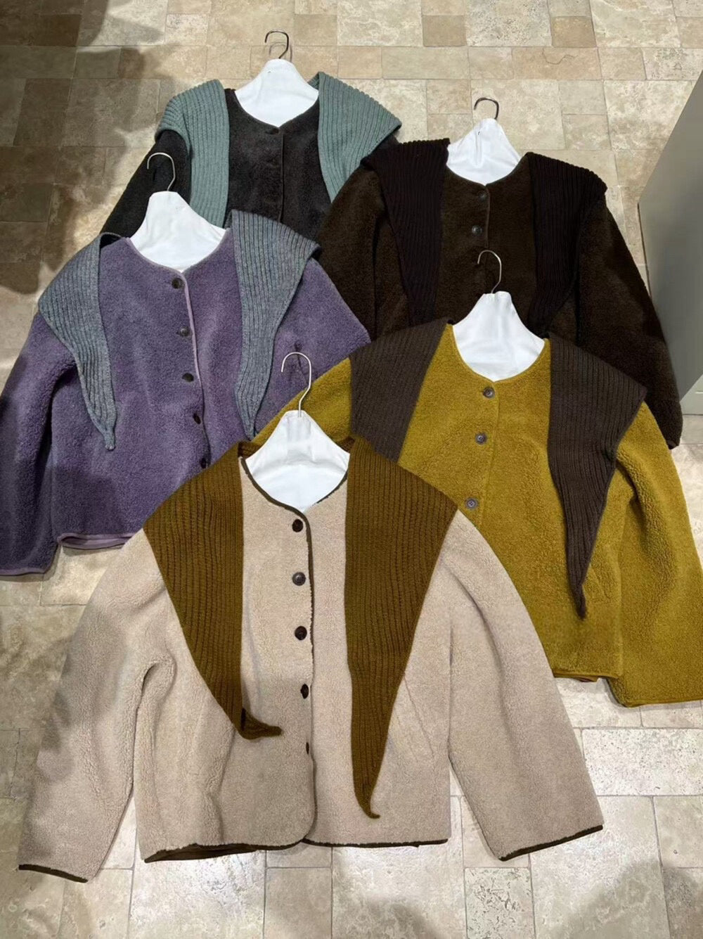 // 連披肩弧邊羊羔毛外套