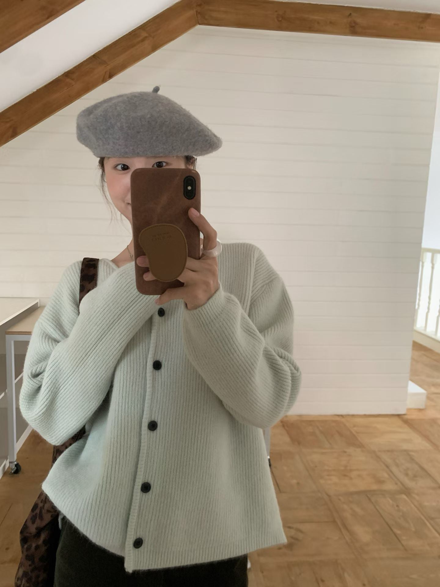 // 12色超美色系V領排扣羊絨紗CD