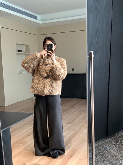 // 牛角扣麂皮底毛毛外套