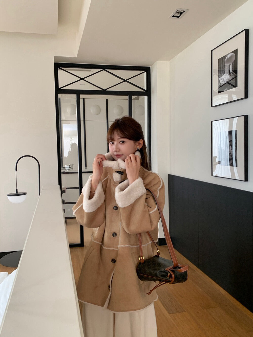 // 可立領牛角鈕皮毛一體中長外套