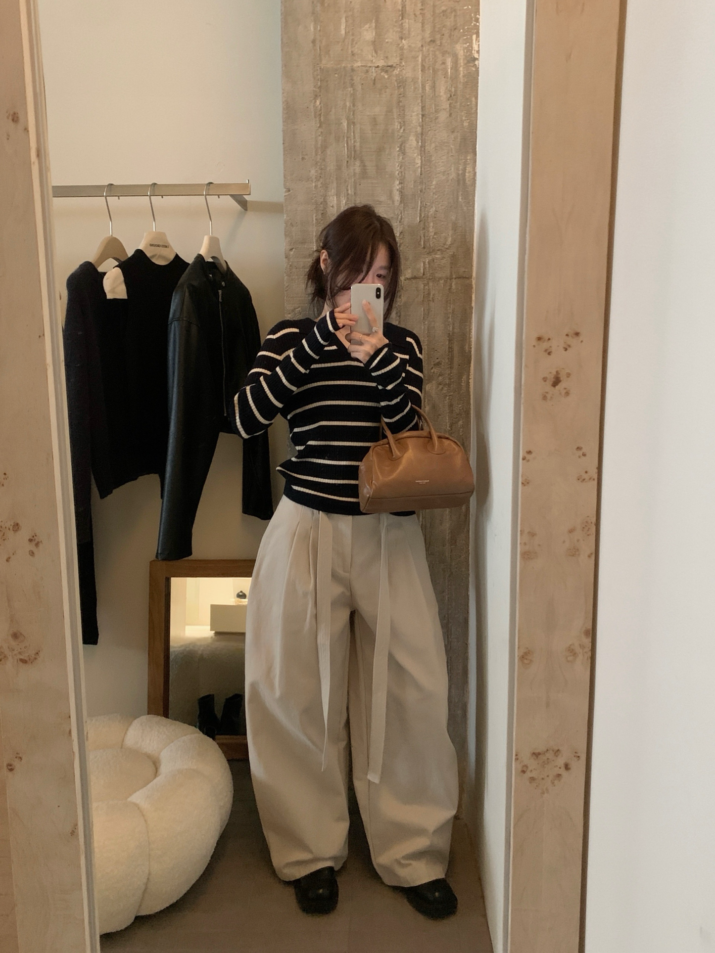 // 超顯瘦小V翻領薄針織上衣