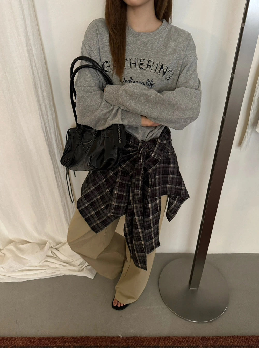 B179 / 休閒風刺繡字衛衣連格紋披肩套裝