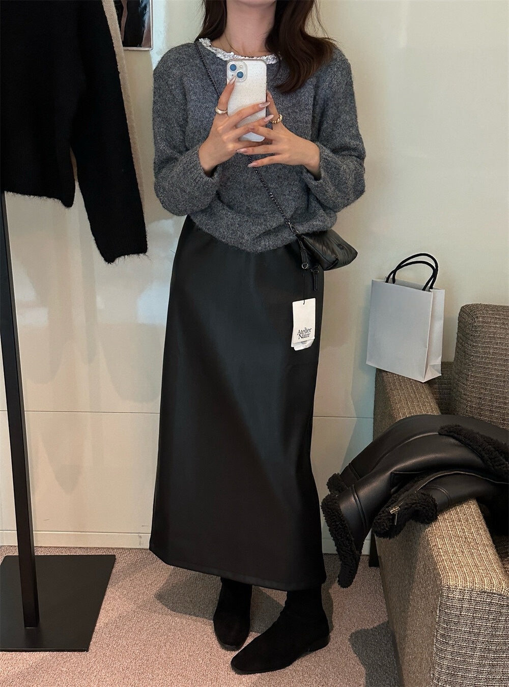 // 啞光質感絨底後開叉皮裙