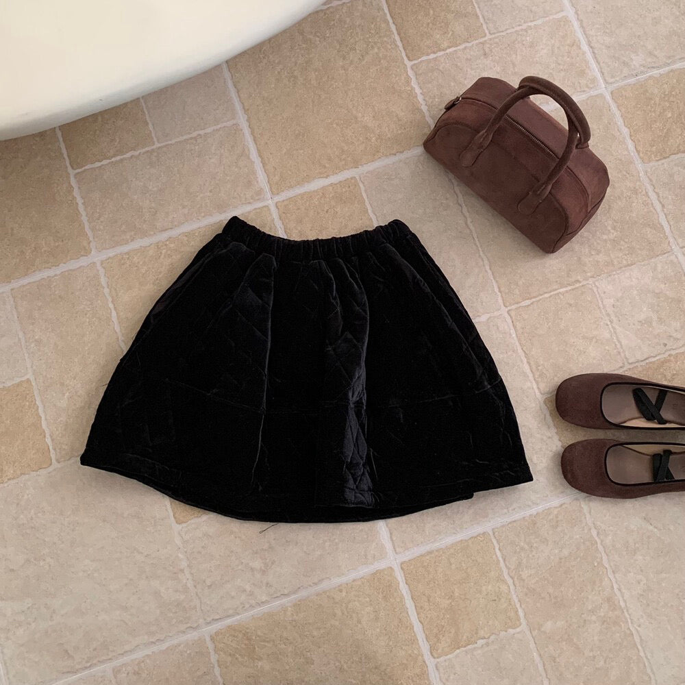 // 減齡款絲絨菱格蓬蓬短裙