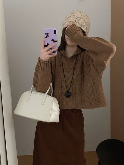 // 粗棒針麻花翻領短款毛衣