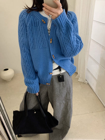 // 復古木鈕半麻花圓領CD