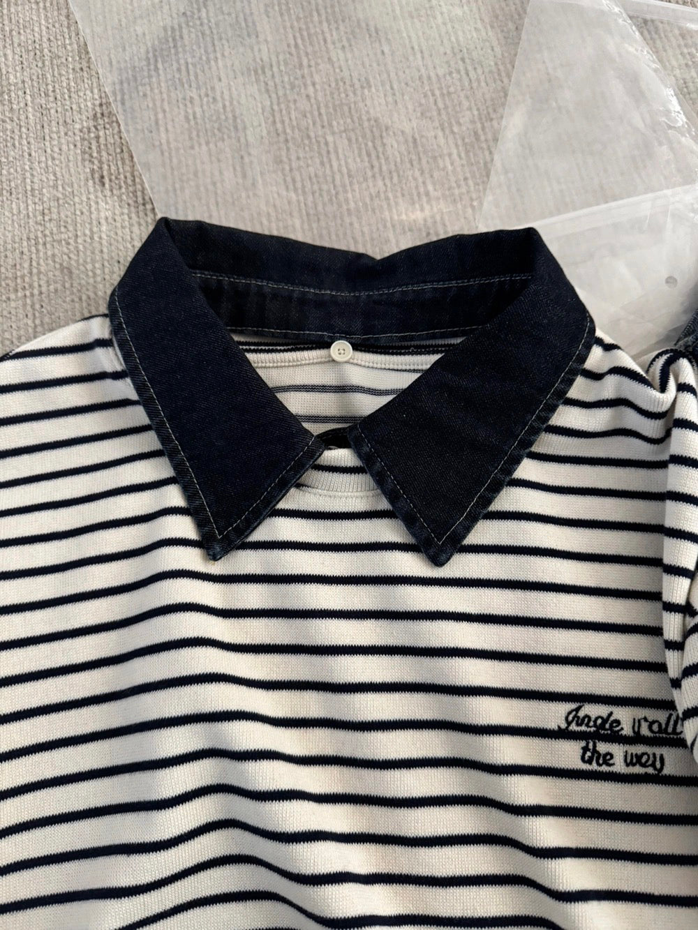 B195 / 小刺繡字連可拆領子間條TEE