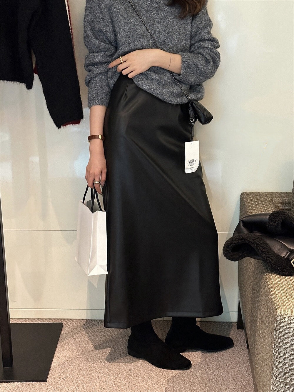 // 啞光質感絨底後開叉皮裙