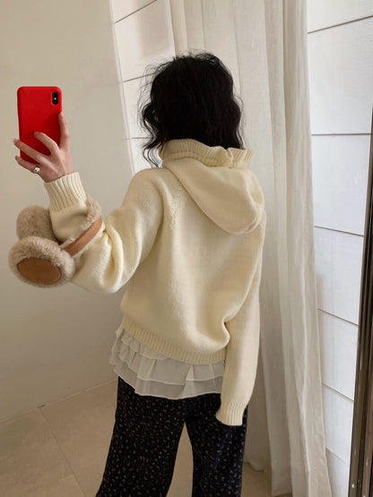 // 精緻花邊帽心心金屬貼牌毛衣