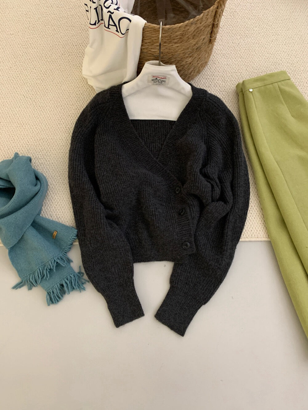 // 設計感交叉側鈕扣深V毛衣