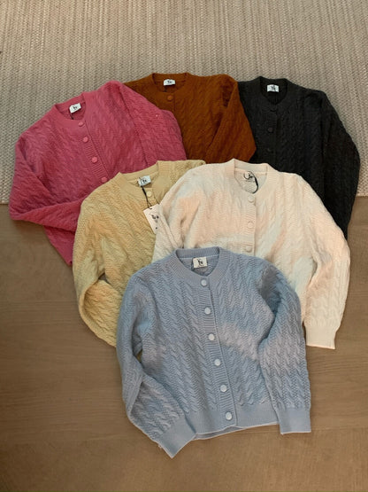 // 復古麻花包扣圓領CD